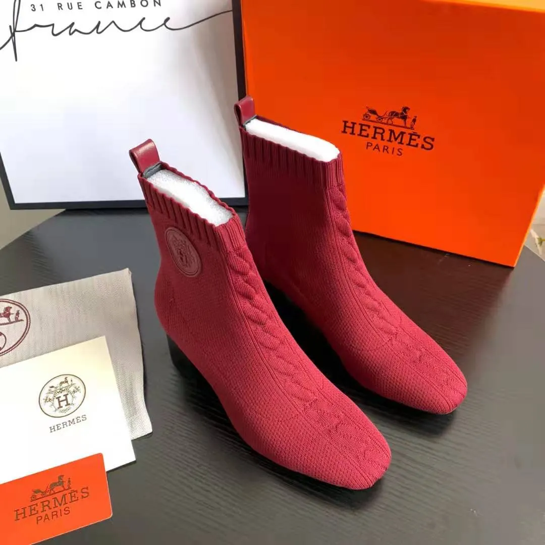 👟👟Ex-factory price 460👟👟 Hermes Hermes early autumn new model, the highest version on the market! Original board 1:1 purchasing level quality.  This is the youngest item from the H family this season! It’s just right to wear this season, it looks great on your feet and looks particularly slender 🌹 Fabric: Original 1:1 molded imported knitted upper, sheepskin lining. The heel is the latest molded horseshoe heel this year, with a heel height of 6.5cm 🌹 Size number: 34-41 (34.40 41/42 customized) 🌹 Outsole: Rubber sole and genuine leather sole optional 🌹Color: black, white, blue, burgundy 🌹Packaging with cloth bag certificate